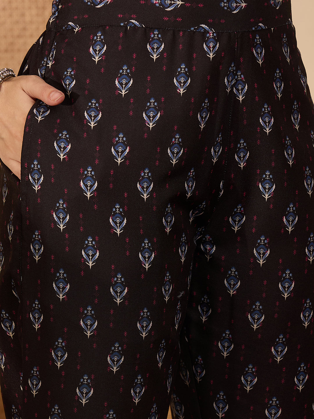 Janasya Women's Black Cotton Blend Printed Straight Kurta Set