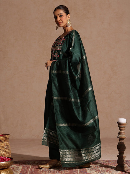 Janasya Women's Bottle Green Chanderi Silk Zari Yoke Embroidered Straight Kurta Set