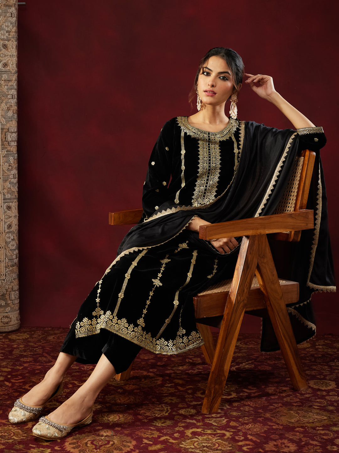 Janasya Women's Black Velvet Gold Foil Printed Straight Kurta Set