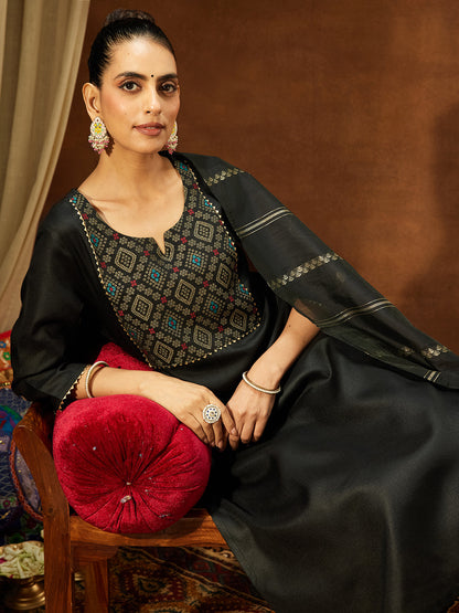 Janasya Women's Black Cotton Blend Yoke Design Straight Kurta Set