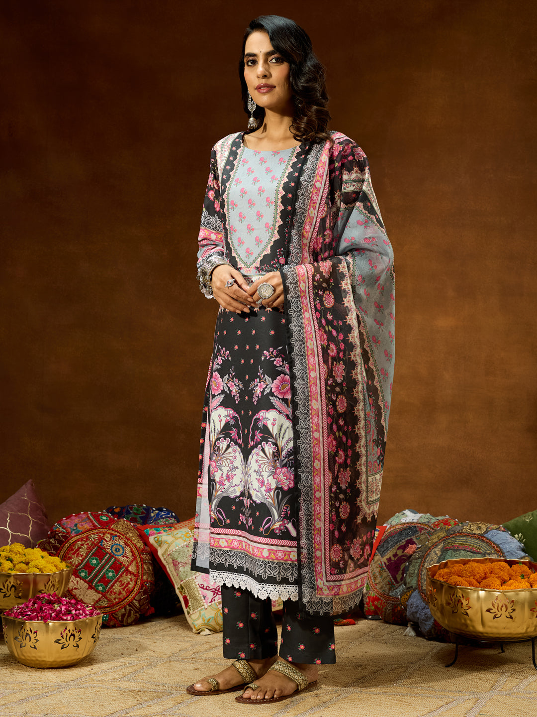 Janasya Women's Black Cotton Blend Floral Printed Straight Kurta Set